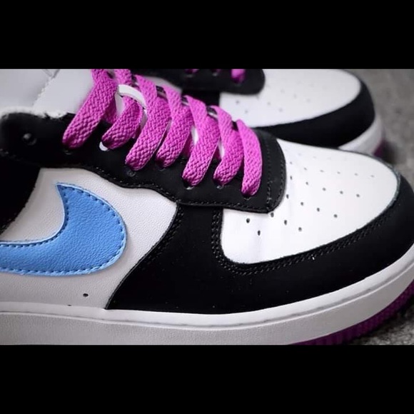 Late Kobe Bryant’s shoes - Picture 5 of 6